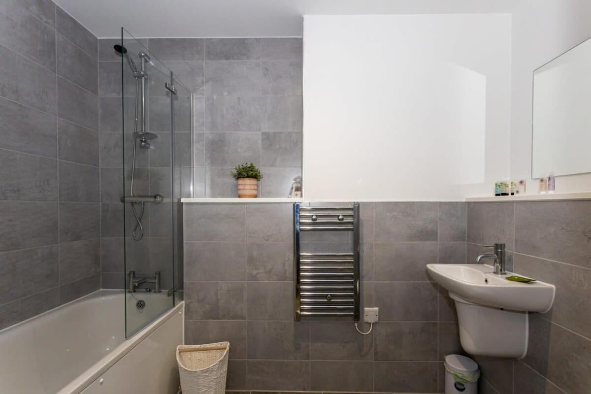 Stunning 2 Bed Apartment In Salford Amazing Views Manchester Exterior photo